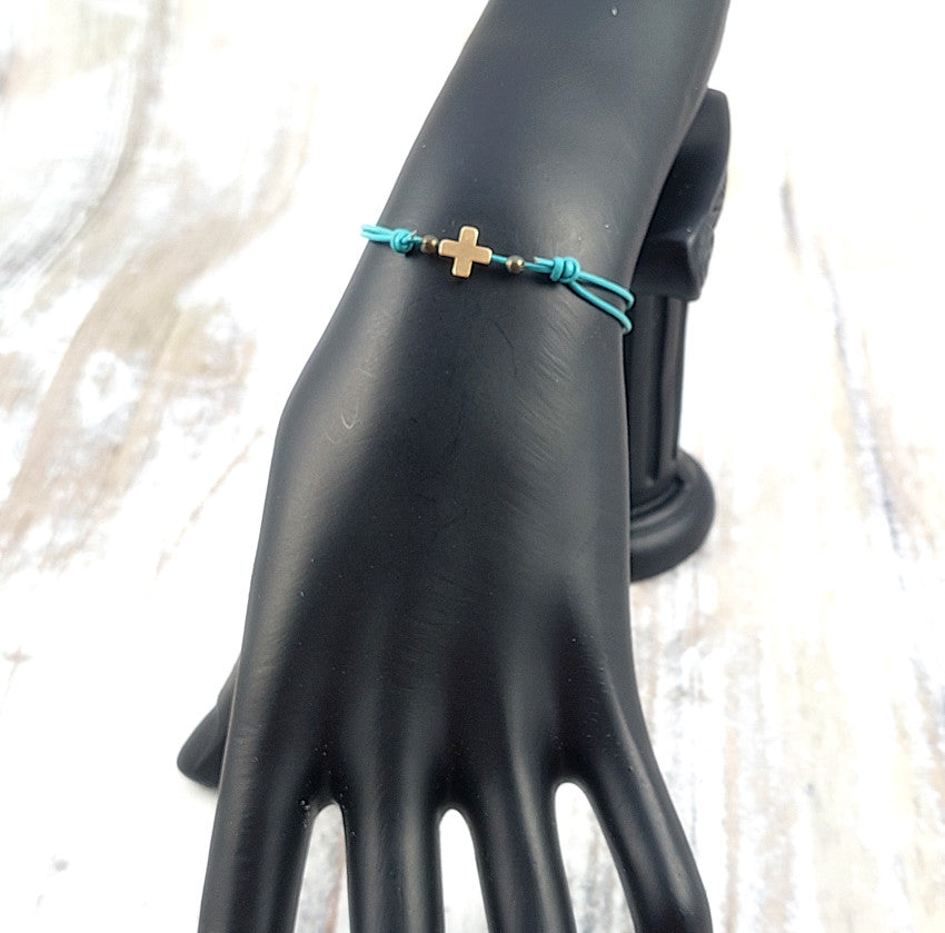 Lederarmband mit Kreuz, hellblau