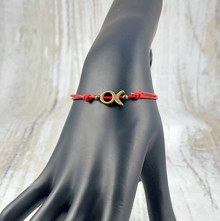 rotes Armband aus Lederband, 1mm, mit bronzefarbener Fischperle