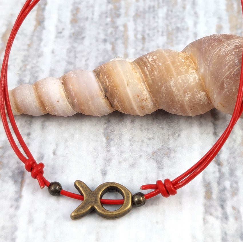 rote Lederarmband mit Fisch