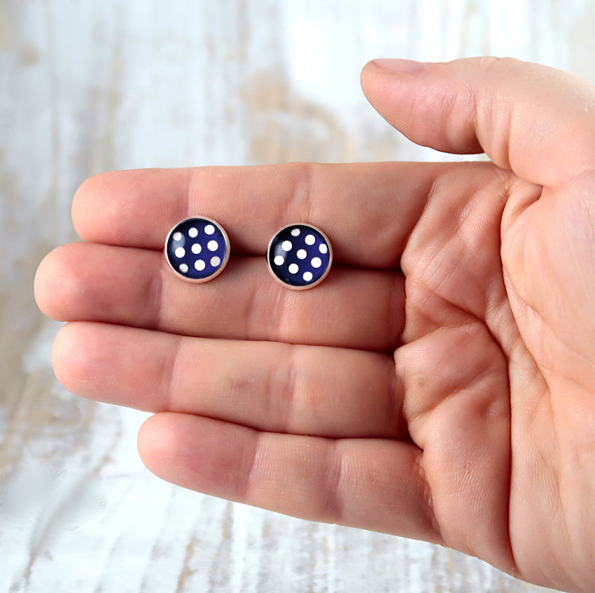 handgemachte Ohrstecker mit blauen punkten