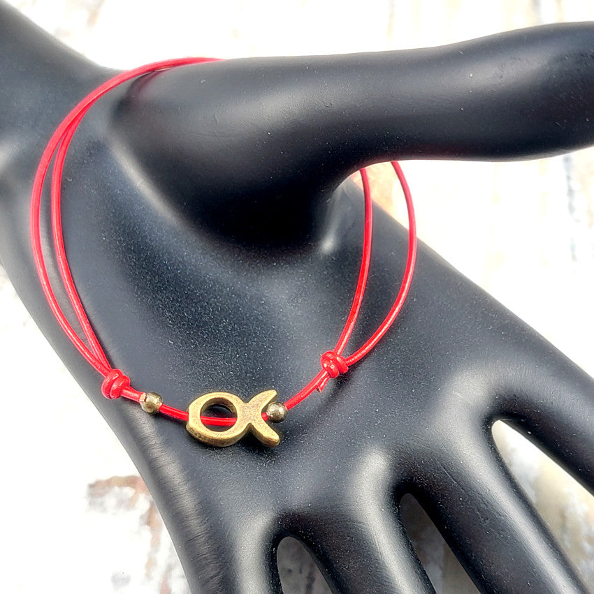 rotes Armband mit Fischperle in bronze