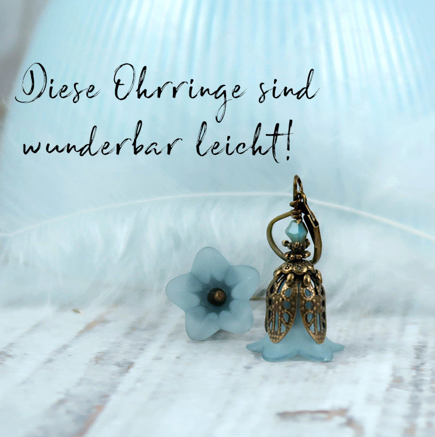 Leichte, vintagestyle Hängeohrringe in Blumenform